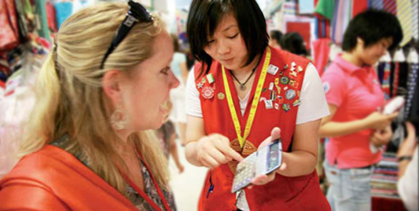 Foreigner trying to communicate with a Chinese retailer